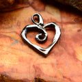 „Spiralherz“ – Anhänger aus 925er Silber, Symbol für Liebe und Spiritualität, Skulpturenschmuck im Boho- und rustikalen Stil | Art Diva
