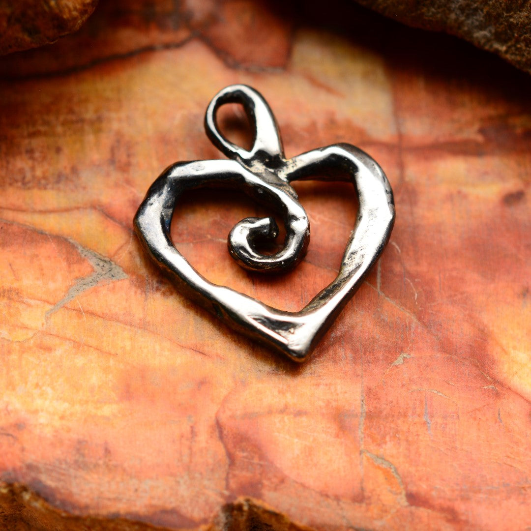„Spiralherz“ – Anhänger aus 925er Silber, Symbol für Liebe und Spiritualität, Skulpturenschmuck im Boho- und rustikalen Stil | Art Diva