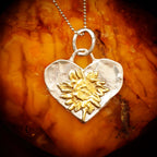 „Herz mit Sonnenblume“-Anhänger aus 925er Silber mit vergoldeten Akzenten – handgefertigter Skulpturenschmuck im Boho- und rustikalen Stil | Art Diva