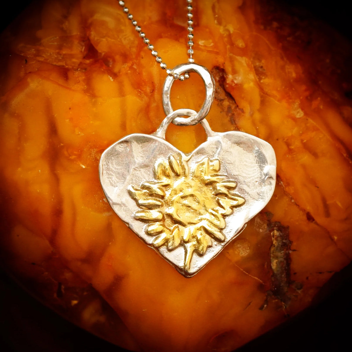 „Herz mit Sonnenblume“-Anhänger aus 925er Silber mit vergoldeten Akzenten – handgefertigter Skulpturenschmuck im Boho- und rustikalen Stil | Art Diva