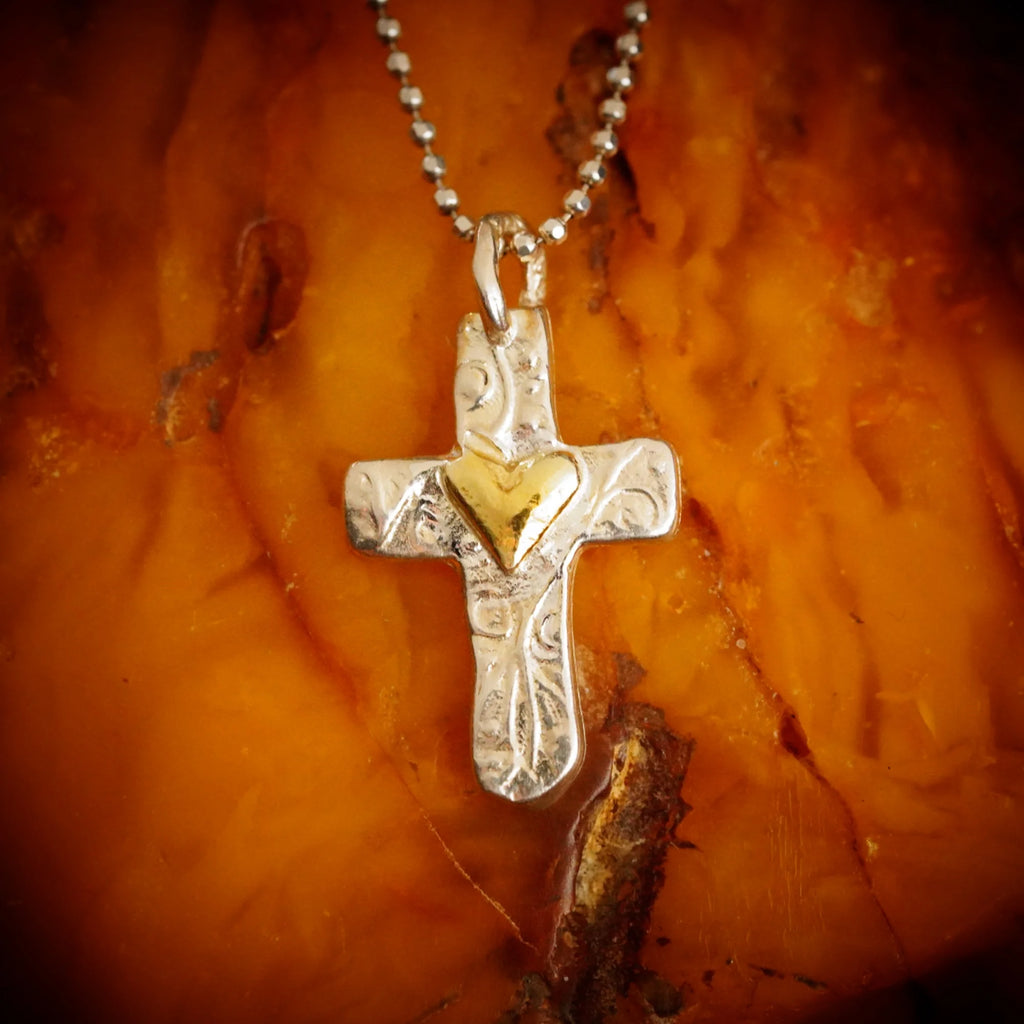 Kreuz-Anhänger mit Herz aus 925er Silber mit goldfarbenen Akzenten – handgefertigtes Symbol für Liebe und Glauben im Boho- und rustikalen Stil | Art Diva