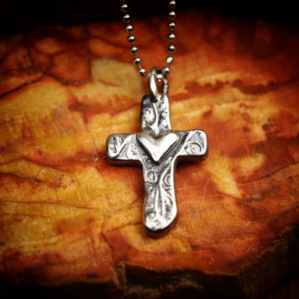 Kreuz-Anhänger mit Herz aus Silber – handgefertigtes Symbol für Liebe und Glauben, Skulpturenschmuck im Boho- und rustikalen Stil | Art Diva