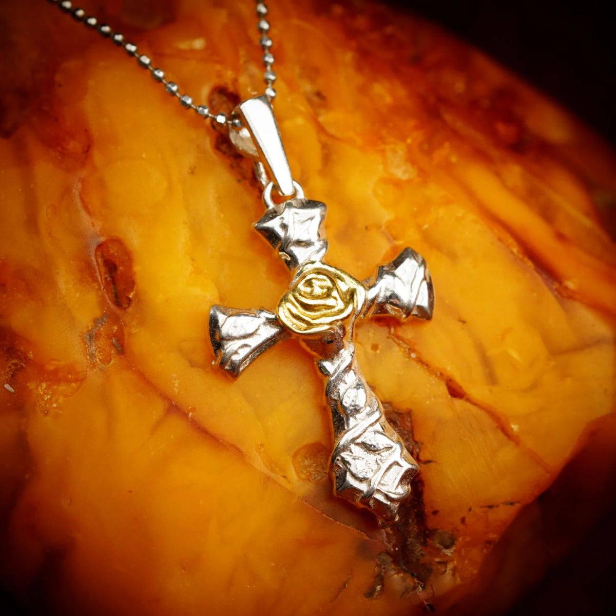 Kreuz-Anhänger mit Rose für Damen aus 925er Silber – kunstvolles Design | Art Diva