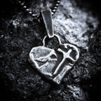 „Glaube an die Liebe“-Miniaturanhänger aus 925er Silber – christliches Herz mit Kreuz, handgefertigtes Symbol spiritueller Liebe | Art Diva