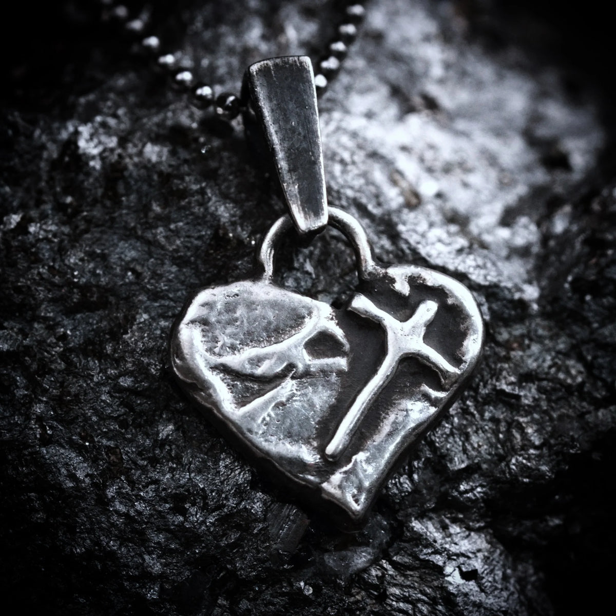 „Glaube an die Liebe“-Miniaturanhänger aus 925er Silber – christliches Herz mit Kreuz, handgefertigtes Symbol spiritueller Liebe | Art Diva