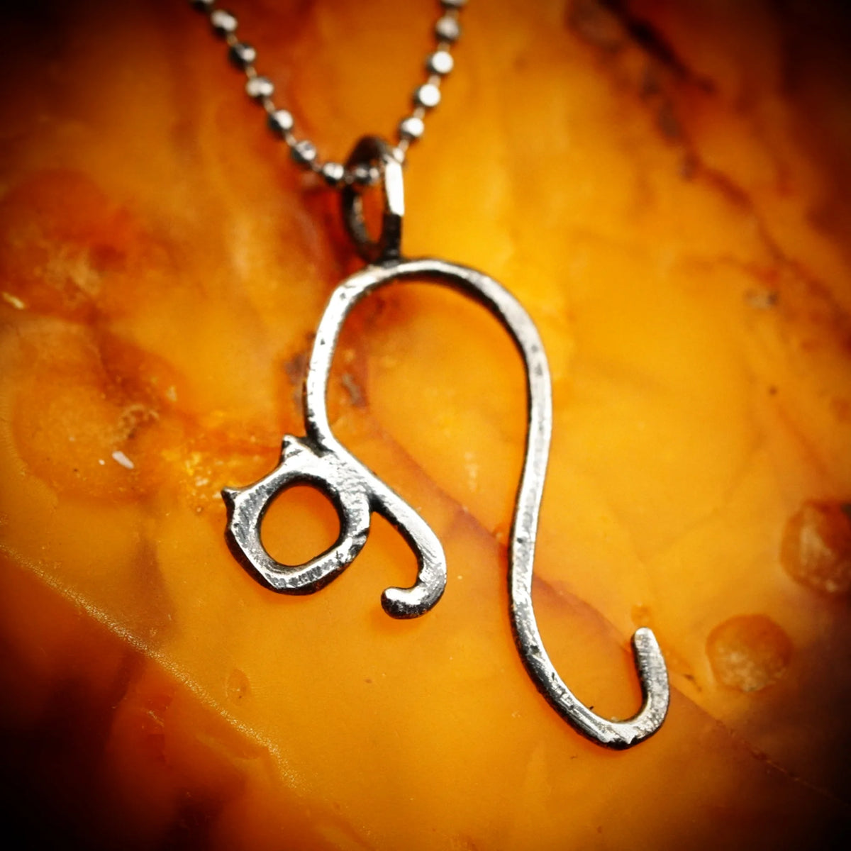 „Kätzchen“-Anhänger aus 925er Silber mit partieller Oxidation – filigranes Symbol für Unabhängigkeit und Intuition, Skulpturenschmuck im Boho-Stil | Art Diva