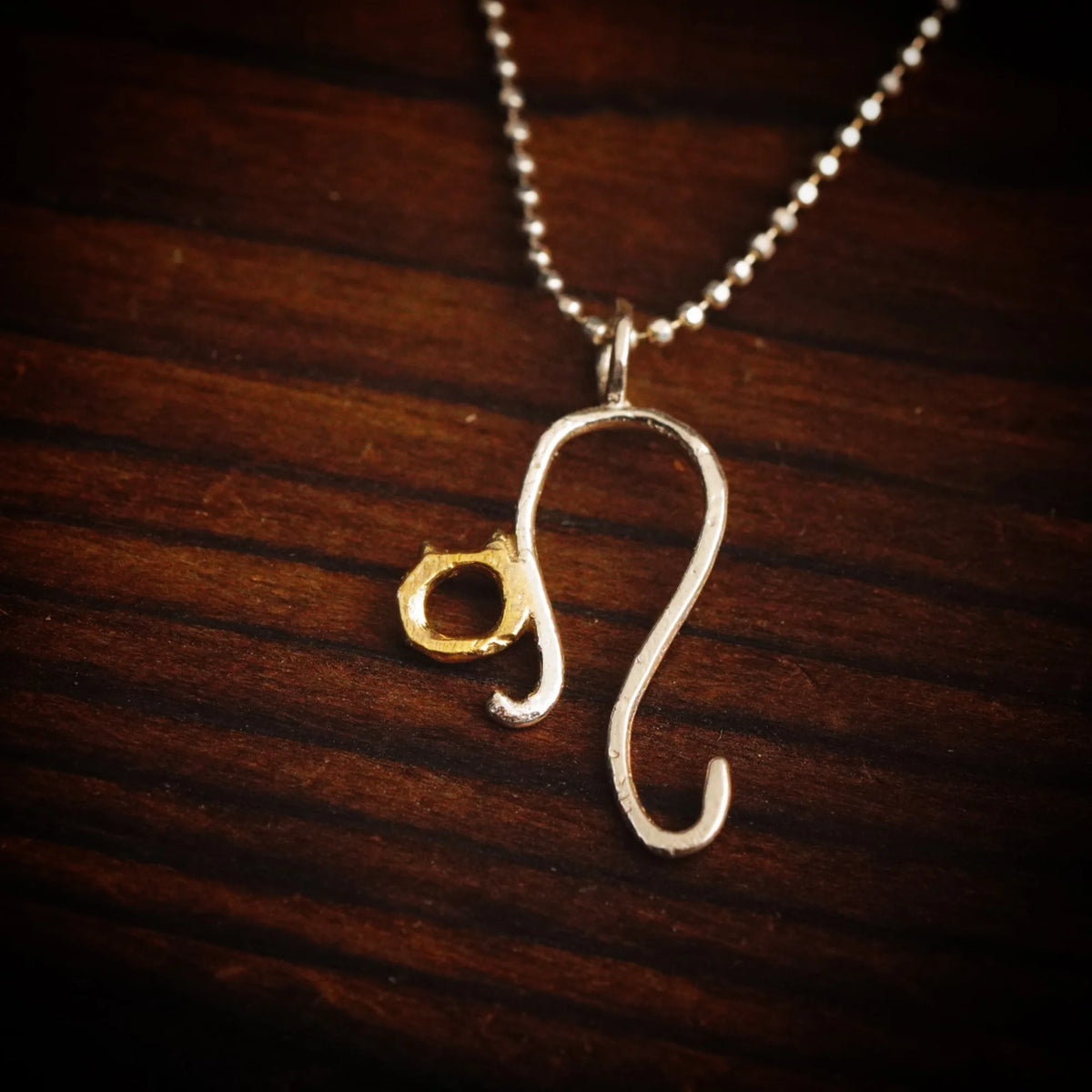 „Kätzchen“-Anhänger aus 925er Silber mit goldfarbenem Akzent – filigraner Talisman für Zärtlichkeit und Schutz, Skulpturenschmuck im Boho-Stil | Art Diva