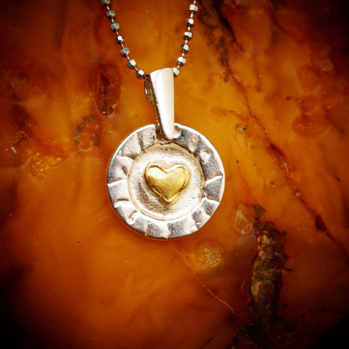 „Goldenes Herz im Kreis“ – handgefertigter Anhänger aus 925er Silber, Talisman für Liebe und Wärme, Schmuck im Boho- und rustikalen Stil | Art Diva