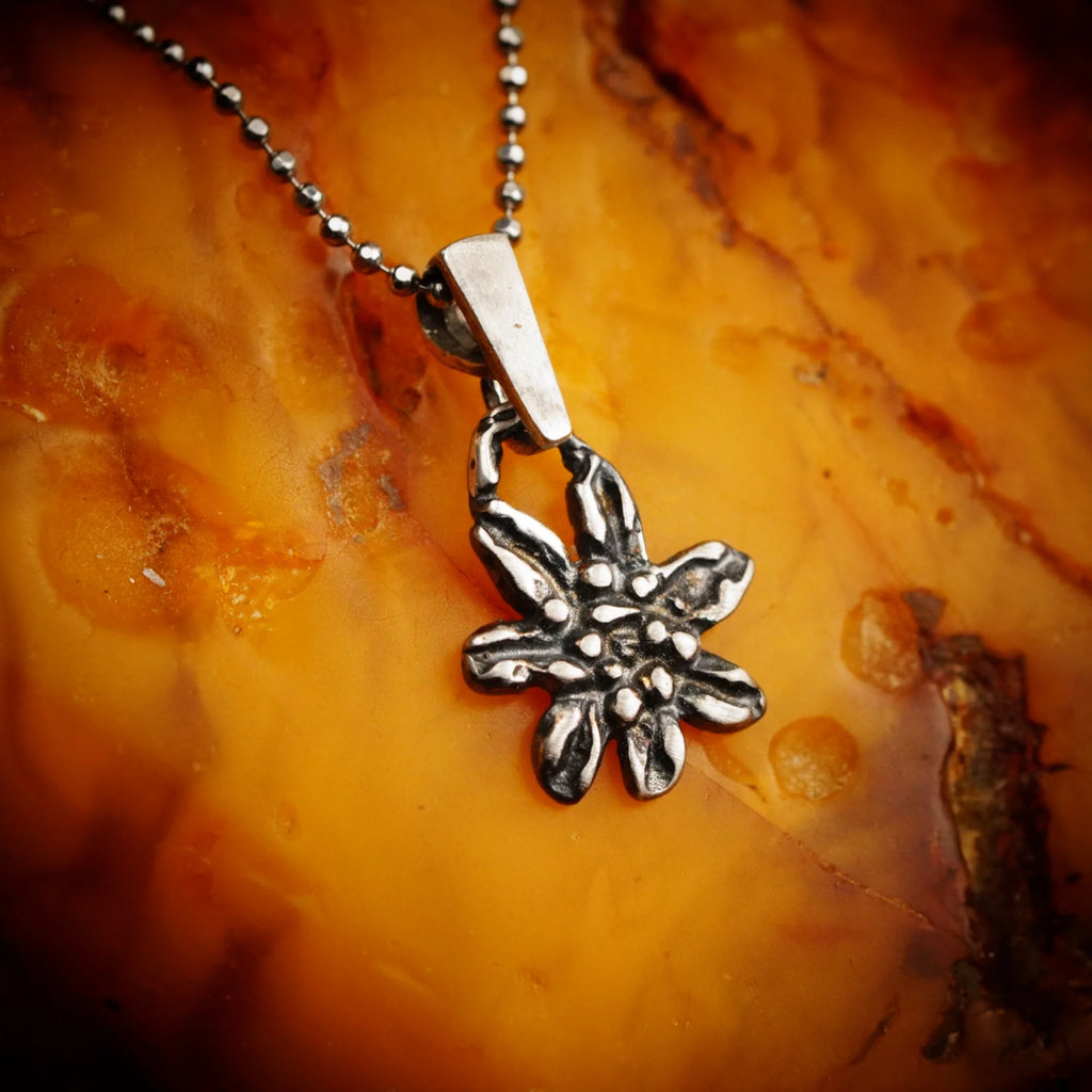 Edelweiß-Anhänger aus 925er Silber – handgefertigter Boho-Talisman für reine Liebe und Treue, skulpturales Schmuckstück und Geschenk für Mutter, Tochter oder Freundin | Art Diva