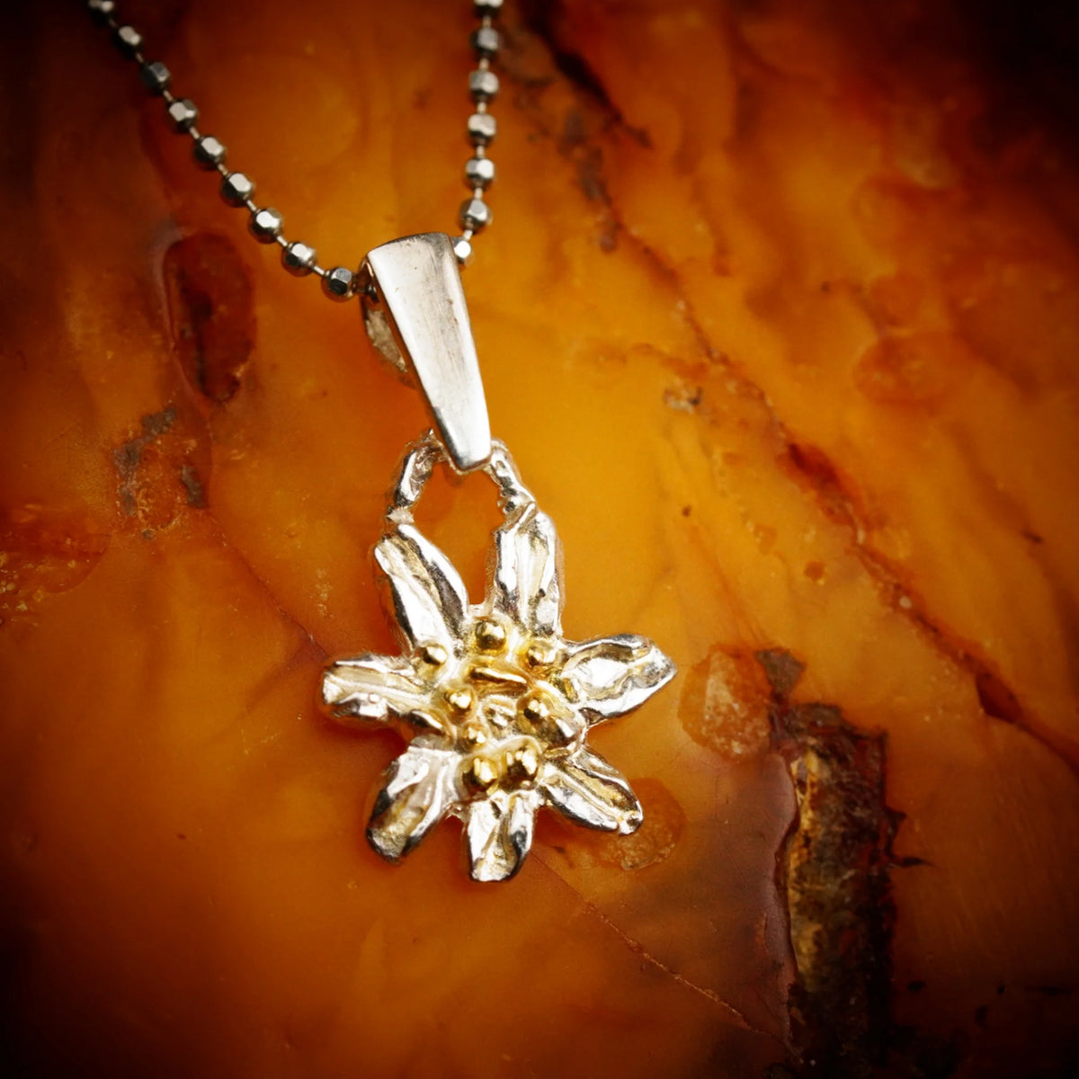 Edelweiß-Anhänger aus 925er Silber mit goldenen Akzenten – handgefertigter Boho-Talisman für reine Liebe und Treue | Skulpturaler Schmuck aus der Kollektion „Glanz“ | Art Diva
