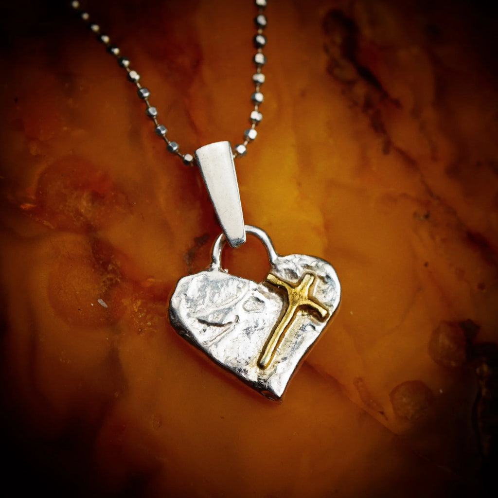 „Glaube an die Liebe“-Miniaturanhänger mit Herz und Kreuz aus 925er Silber mit vergoldeten Akzenten – handgefertigtes Symbol spiritueller Liebe, rustikaler Skulpturenschmuck aus der Kollektion „Glanz“ | Art Diva