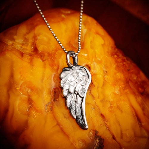 Engelsflügel-Anhänger aus 925er Silber – handgefertigter Talisman für Schutz und Hoffnung, Skulpturenschmuck im Boho- und rustikalen Stil | Art Diva