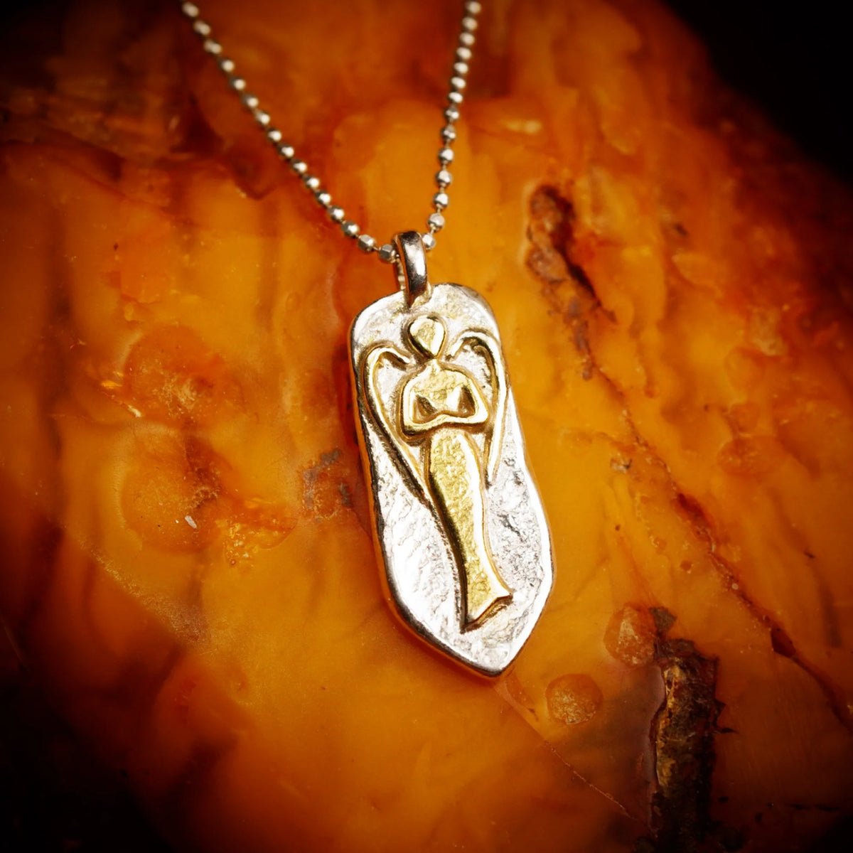 „Schutzengel“-Anhänger aus 925er Silber mit goldfarbenen Akzenten – handpolierter skulpturaler Talisman für Schutz und Licht | Art Diva