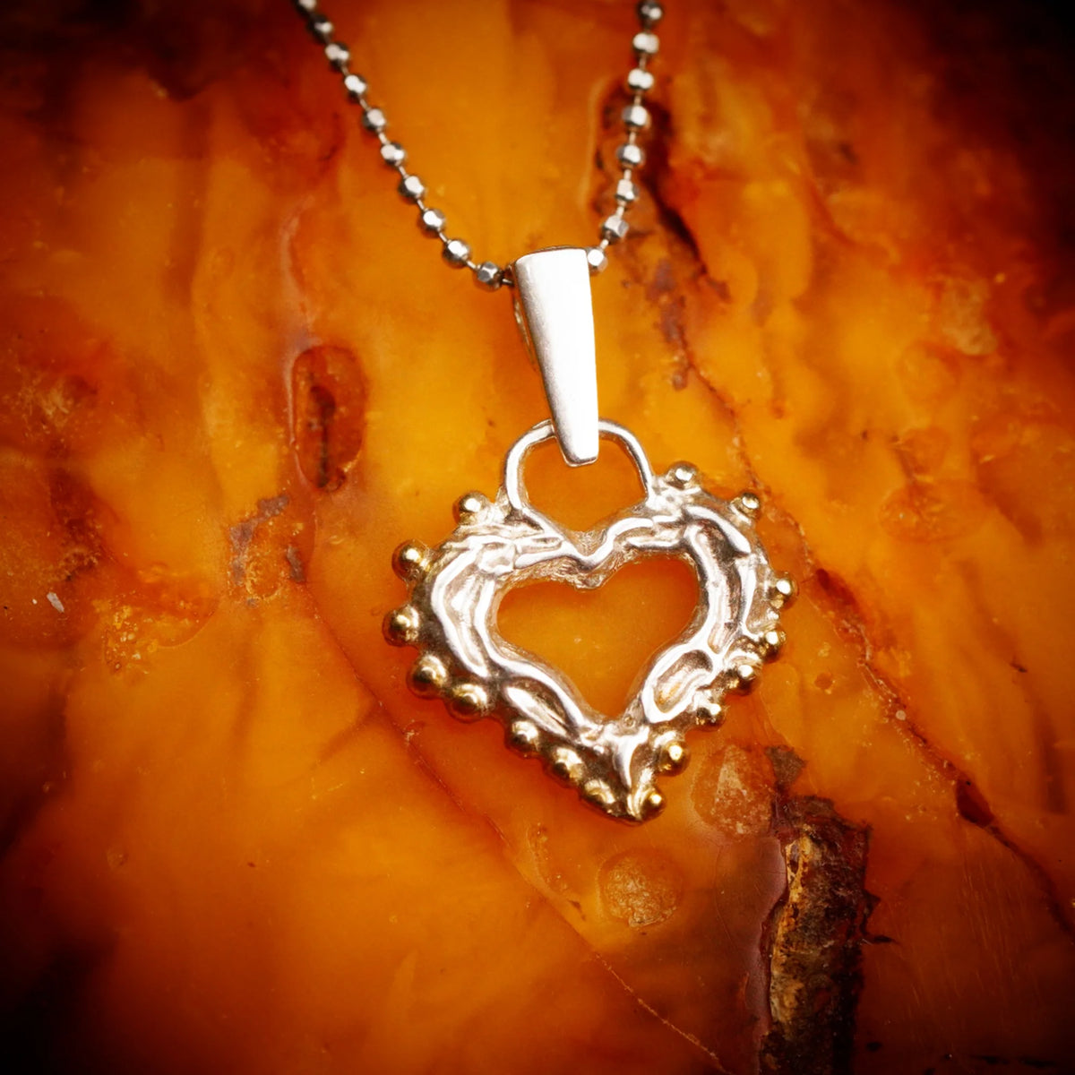 „Morgenliebe“-Anhänger mit offenem Herz und Tautropfen aus 925er Silber mit goldfarbenen Akzenten – Talisman für Zärtlichkeit und reine Liebe, handgefertigt im Boho- und rustikalen Stil | Art Diva