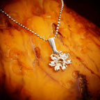 925er Silberanhänger „Blume“ – handgefertigter Boho-Talisman für Harmonie, skulpturales Schmuckstück und Geschenk für Mutter, Tochter oder Freundin | Art Diva