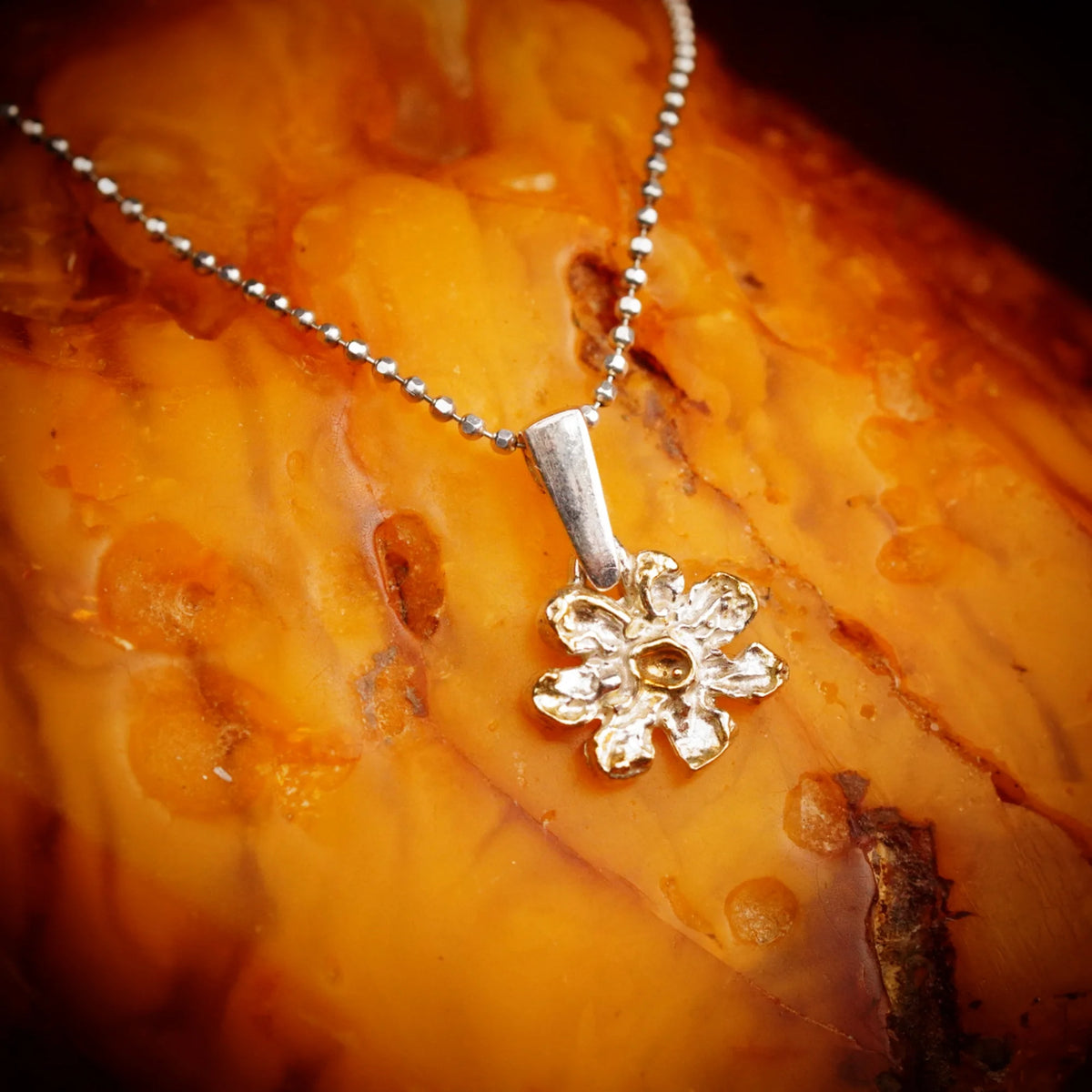 925er Silberanhänger „Blume“ – handgefertigter Boho-Talisman für Harmonie, skulpturales Schmuckstück und Geschenk für Mutter, Tochter oder Freundin | Art Diva