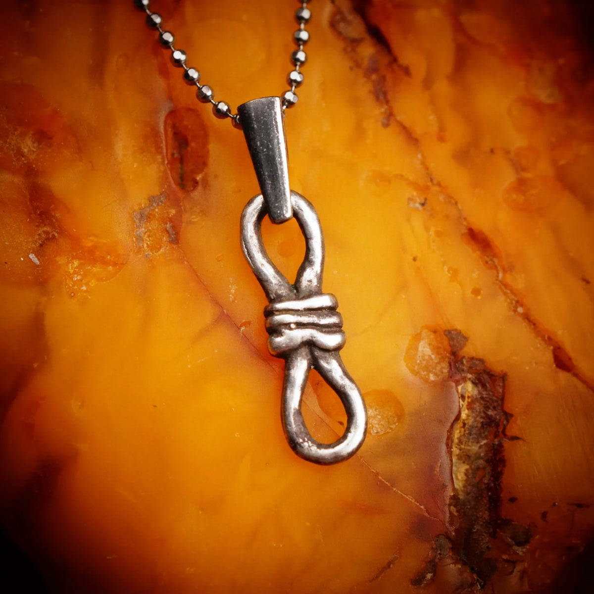 Schmuck aus 925er Silber – Knoten der unendlichen Liebe, handgefertigter Anhänger mit Ewigkeitssymbol für Armband oder Halskette, rustikaler Skulpturenschmuck | Art Diva