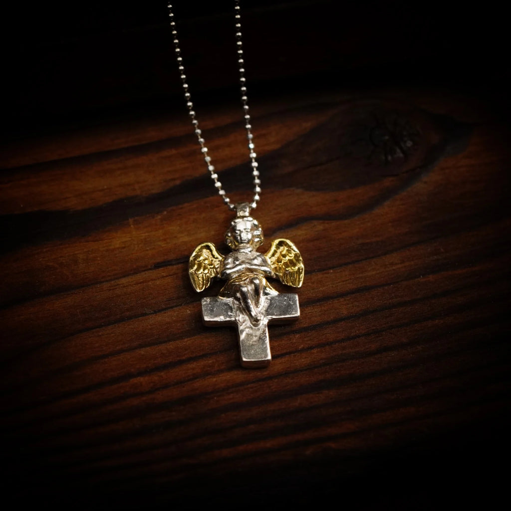 „Engel auf dem Kreuz“-Anhänger für Damen aus 925er Silber – handgefertigter Talisman für Schutz und Licht, Skulpturenschmuck im Boho- und rustikalen Stil | Art Diva