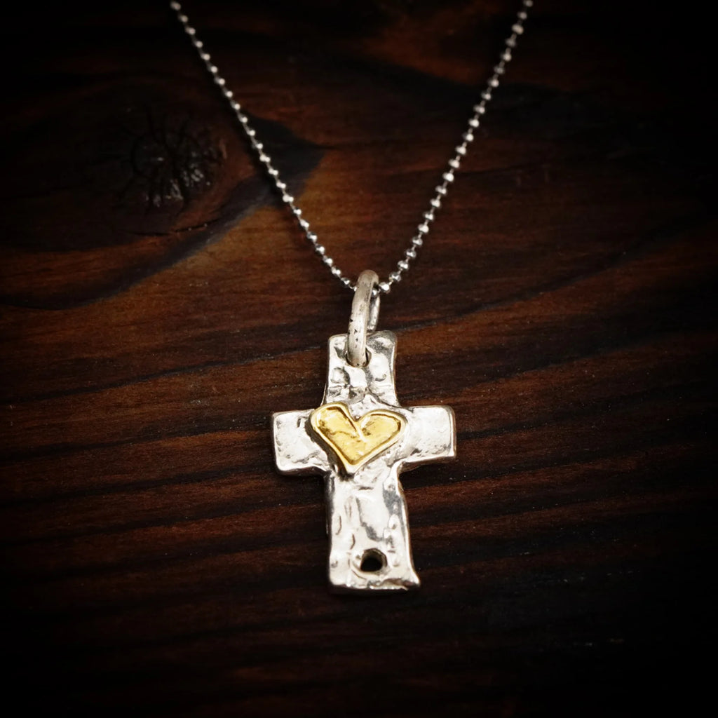 925er Silberanhänger „Kreuz mit Herz“ und goldenen Akzenten – handgefertigter Talisman für Glaube und Liebe im Boho- und rustikalen Stil | Art Diva