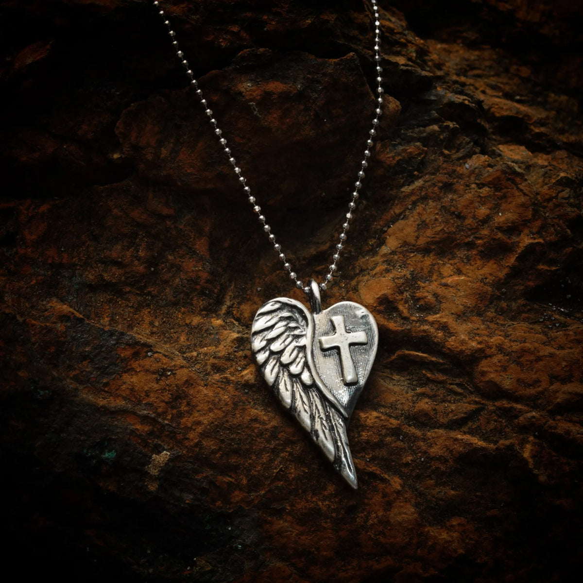 „Herz mit Kreuz und Engelsflügel“-Anhänger aus 925er Silber – Talisman für Schutz, Liebe und innere Stärke, oxidierter Schmuck im Boho- und rustikalen Stil | Art Diva