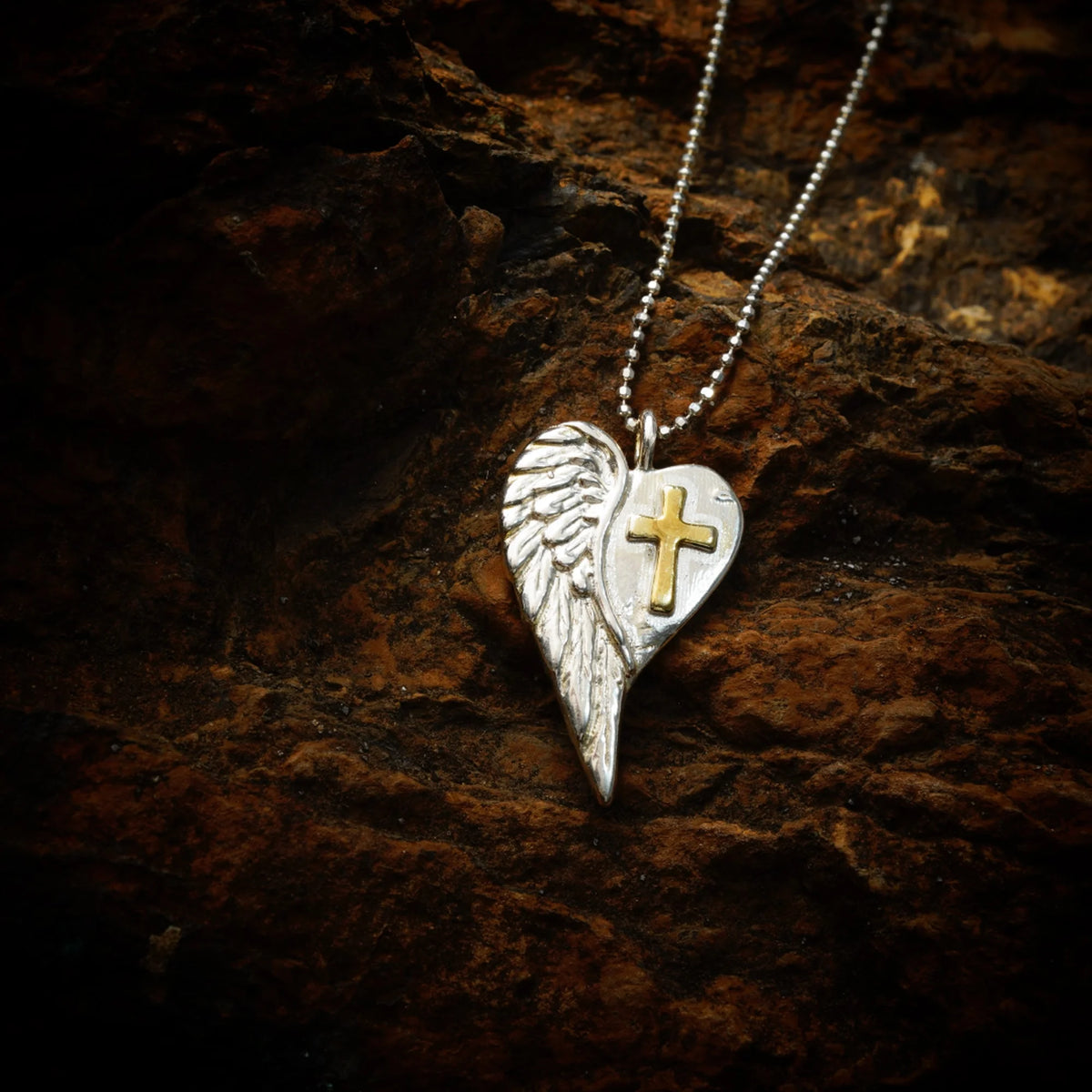 „Herz mit Kreuz und Engelsflügel“-Anhänger aus 925er Silber mit goldfarbenen Akzenten – handpolierter Talisman für Schutz, Liebe und innere Stärke | Art Diva