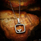 Herz-im-Quadrat-Anhänger aus 925er Silber – teilweise oxidiert im Vintage-Stil, handgefertigter Talisman für Liebe und Ausgeglichenheit, Skulpturenschmuck im Boho- und rustikalen Stil | Art Diva