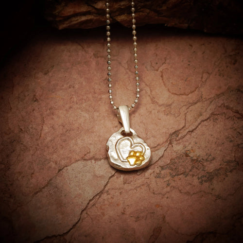 „Pfote im Herzen“-Anhänger aus 925er Silber mit goldfarbenen Akzenten – Talisman für die Liebe zu Tieren, Skulpturenschmuck im Boho- und rustikalen Stil | Art Diva