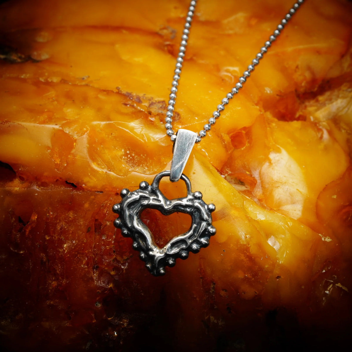 „Morgenliebe“-Herz-Anhänger mit Tautropfen aus 925er Silber – Talisman für Zärtlichkeit und reine Liebe, handgefertigt im Boho-Stil | Art Diva