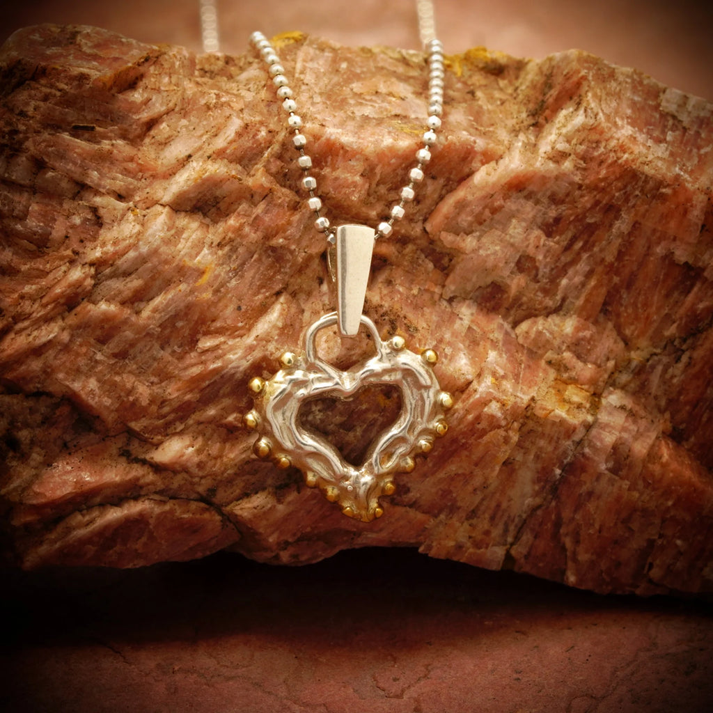 „Morgenliebe“-Anhänger mit offenem Herz und Tautropfen aus 925er Silber mit goldfarbenen Akzenten – Talisman für Zärtlichkeit und reine Liebe, handgefertigt im Boho- und rustikalen Stil | Art Diva