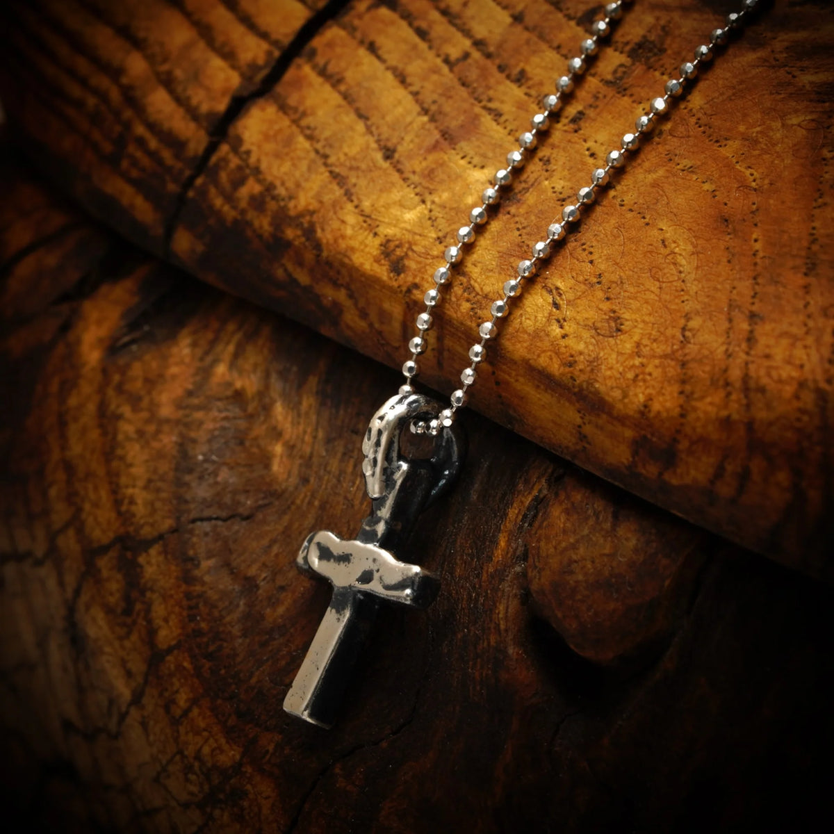 „Kleines Kreuz“-Anhänger aus 925er Silber – handgefertigter Schmuck im Boho- und rustikalen Stil | Art Diva