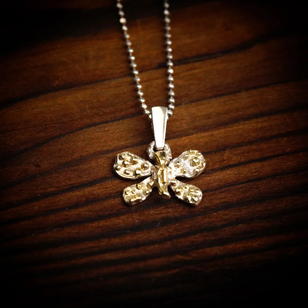 925er Silberanhänger „Kleiner Schmetterling“ mit goldenen Akzenten – Talisman für Wandel und Leichtigkeit, handgefertigt im Boho- und rustikalen Stil | Art Diva