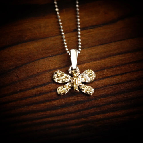 925er Silberanhänger „Kleiner Schmetterling“ mit goldenen Akzenten – Talisman für Wandel und Leichtigkeit, handgefertigt im Boho- und rustikalen Stil | Art Diva