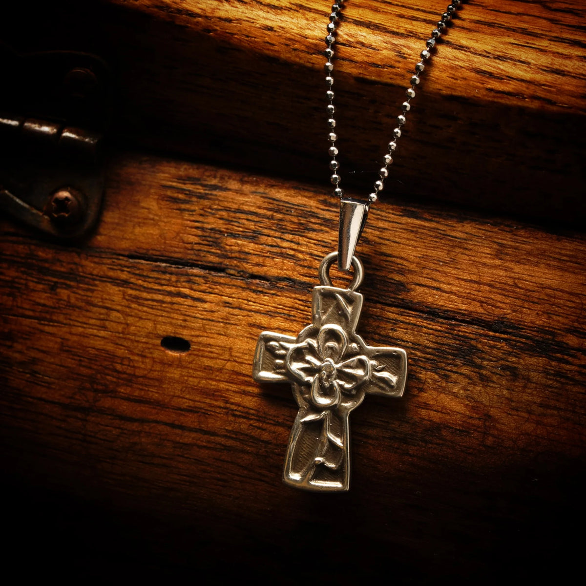 „Kreuz mit Blume“ – handgefertigter Anhänger aus 925er Silber, Talisman für Glauben und Hoffnung, Skulpturenschmuck im Boho- und rustikalen Stil | Art Diva