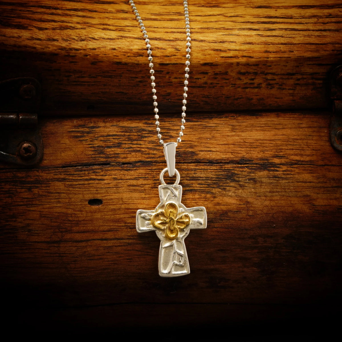 „Kreuz mit Blume“-Anhänger aus 925er Silber mit goldfarbenen Akzenten – Symbol für Glauben, spirituelle Stärke, inneren Frieden und Schutz, Skulpturenschmuck im Boho- und rustikalen Stil | Art Diva