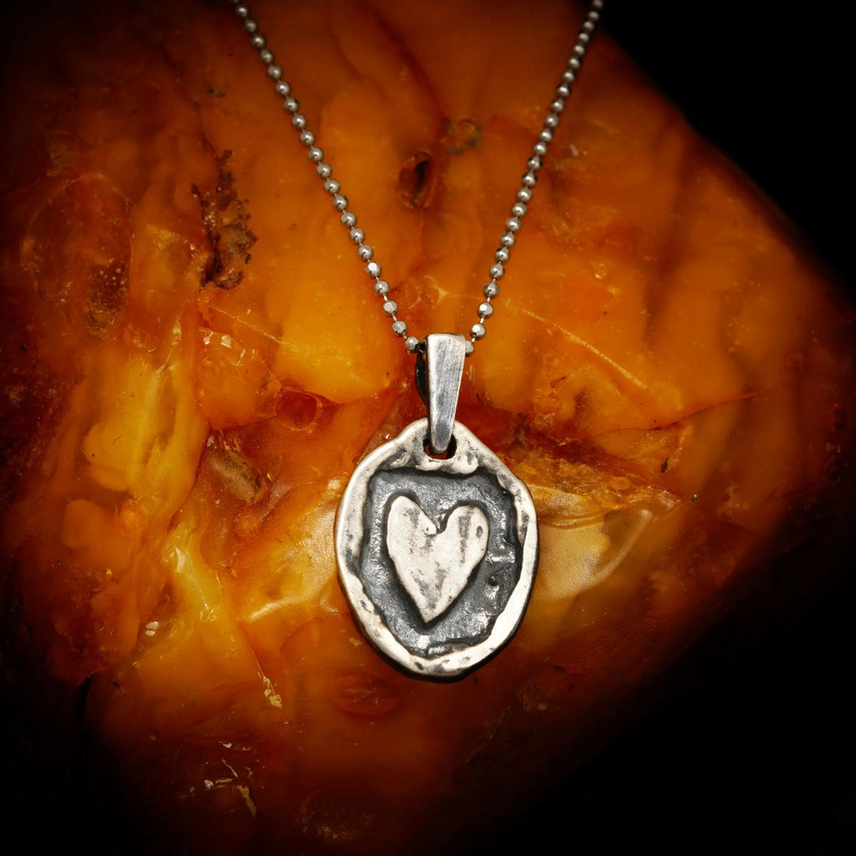 „Rustikales Herz“ – handgefertigter Anhänger aus 925er Silber, Talisman für Liebe und Verbundenheit, Skulpturenschmuck im Boho- und rustikalen Stil | Art Diva