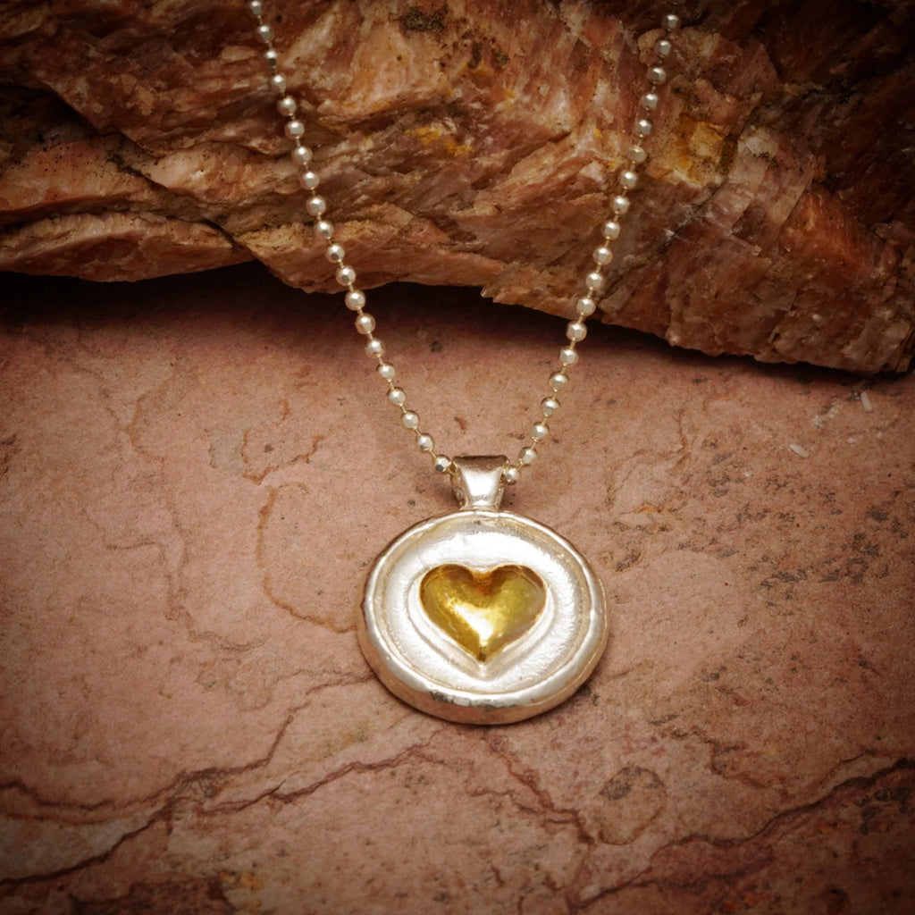 „Goldenes Herz“ – Anhänger aus 925er Silber mit goldfarbenen Akzenten, Symbol für Liebe, Zärtlichkeit und Geborgenheit, Skulpturenschmuck im Boho- und rustikalen Stil | Art Diva