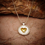„Goldenes Herz“ – Anhänger aus 925er Silber mit goldfarbenen Akzenten, Symbol für Liebe, Zärtlichkeit und Geborgenheit, Skulpturenschmuck im Boho- und rustikalen Stil | Art Diva
