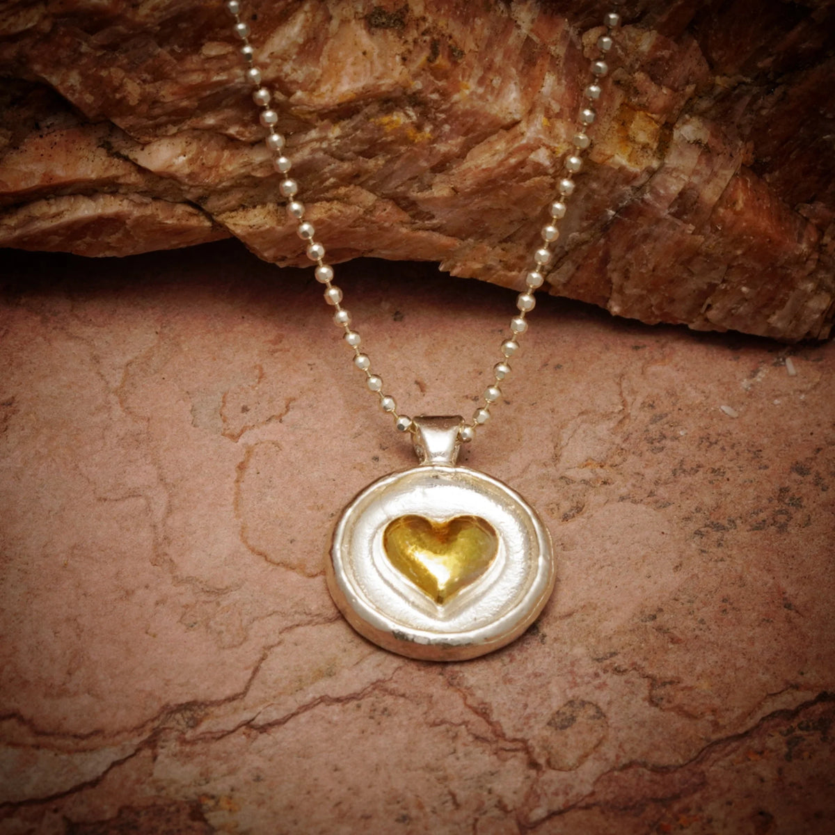 „Goldenes Herz“ – Anhänger aus 925er Silber mit goldfarbenen Akzenten, Symbol für Liebe, Zärtlichkeit und Geborgenheit, Skulpturenschmuck im Boho- und rustikalen Stil | Art Diva