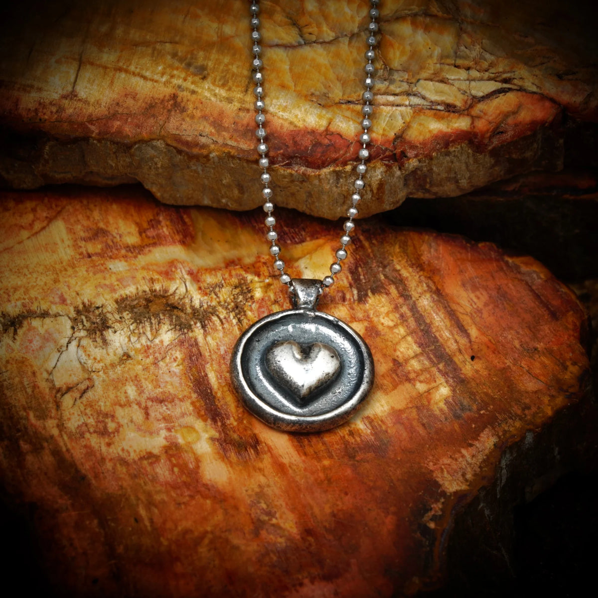„Herz“ – handgefertigter Anhänger aus 925er Silber, Talisman für Liebe und Schutz, Skulpturenschmuck im Boho- und rustikalen Stil | Art Diva