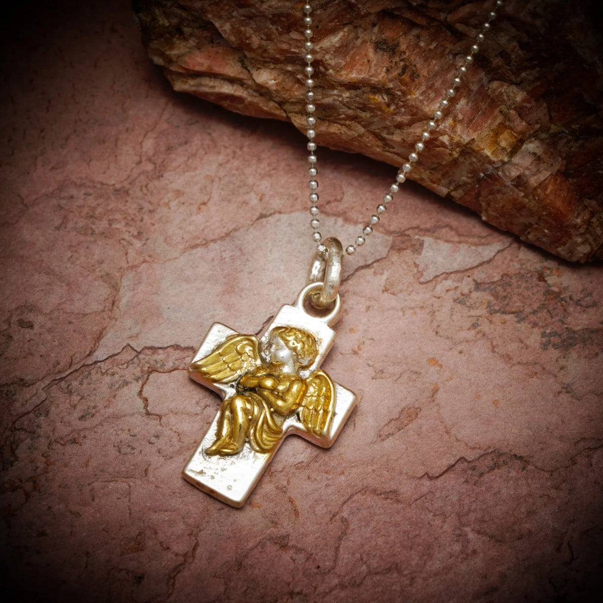 „Engelsumarmung“-Anhänger aus 925er Silber – handgefertigter Talisman für Liebe und Schutz, Skulpturenschmuck im Boho- und rustikalen Stil | Art Diva