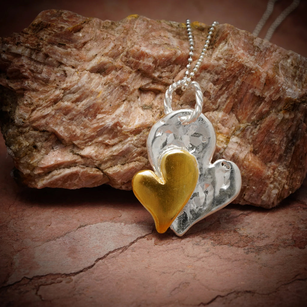 Doppelherz – Anhänger aus 925er Silber mit Goldakzenten | Symbol für Verbundenheit | Art Diva