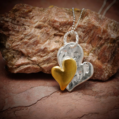 Doppelherz – Anhänger aus 925er Silber mit Goldakzenten | Symbol für Verbundenheit | Art Diva