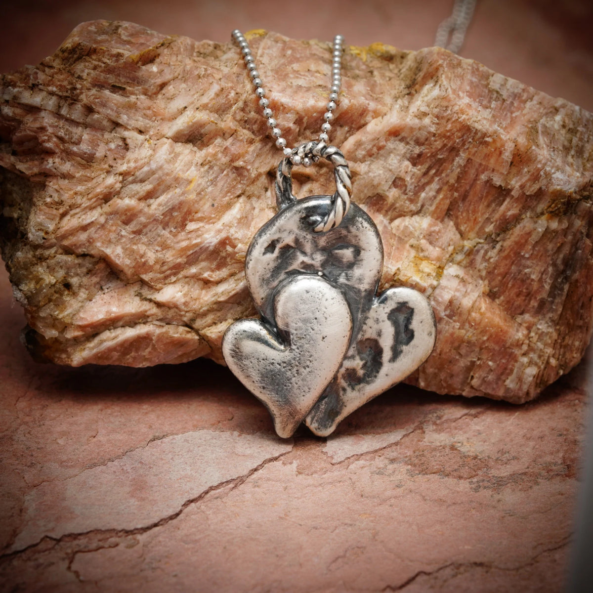 „Doppelherz“ – Anhänger aus 925er Silber, Skulpturenschmuck im Boho- und rustikalen Stil | Art Diva