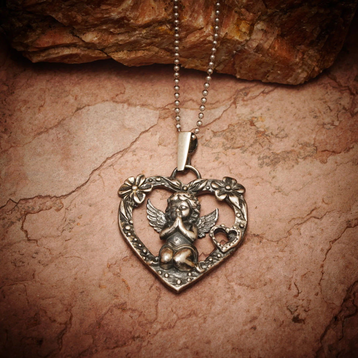 „Gebet eines Engels“-Herz-Anhänger für Damen aus 925er Silber mit Engel und Blumen – Talisman für Liebe und Schutz, Skulpturenschmuck im Boho- und rustikalen Stil | Art Diva