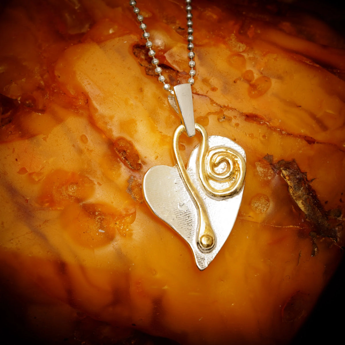 „Herz und Spirale“ – handgefertigter Anhänger aus 925er Silber, Talisman für Liebe und einen Neuanfang, Skulpturenschmuck im Boho- und rustikalen Stil | Art Diva