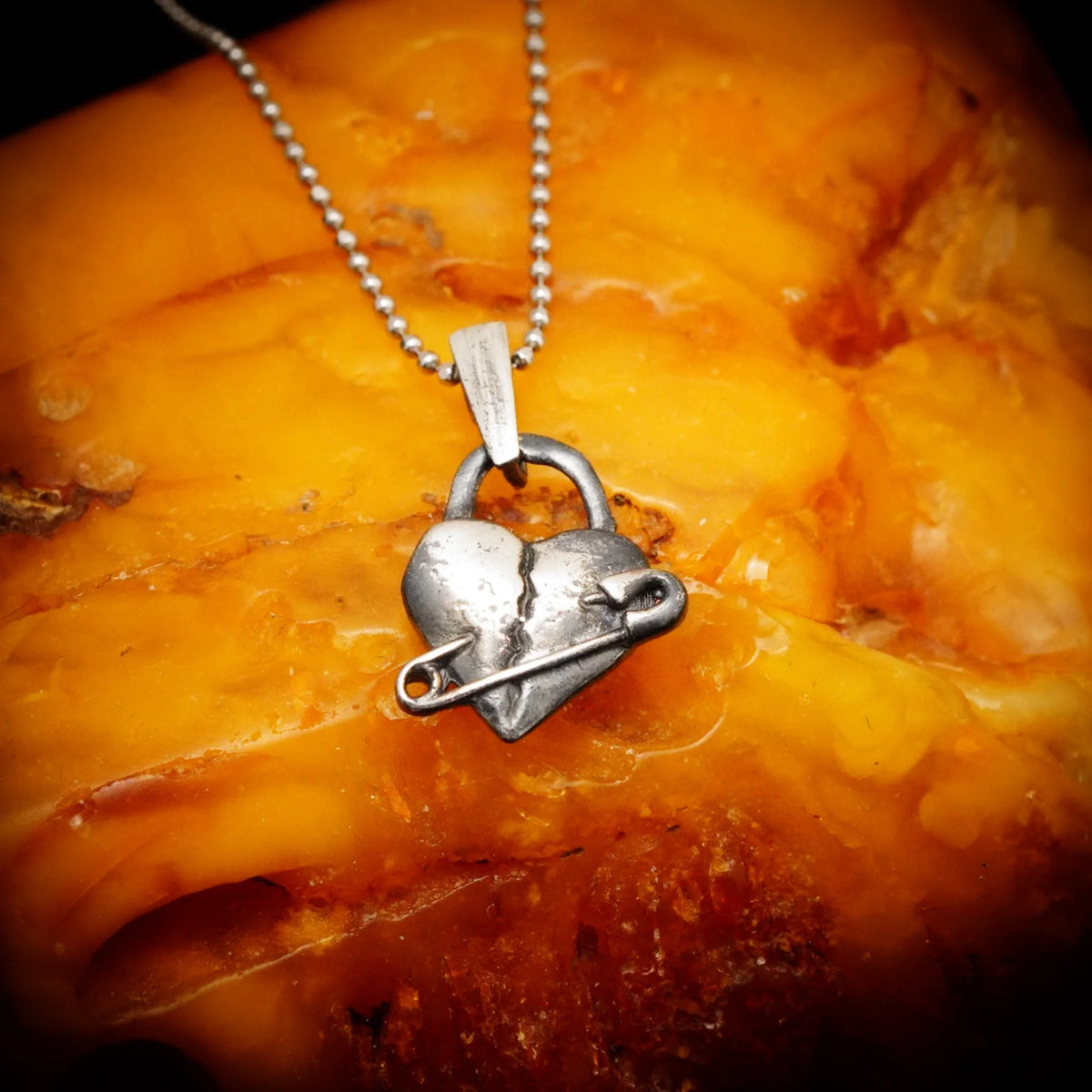 „Geflicktes Herz“-Anhänger aus 925er Silber mit Sicherheitsnadel – Symbol für erlebten Schmerz und bleibende emotionale Spuren, oxidierter Skulpturenschmuck im Boho- und rustikalen Stil | Art Diva