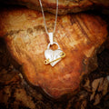 „Verletztes Herz“-Anhänger aus 925er Silber mit goldfarbenem Sicherheitsnadel-Akzent – Symbol für erlebten Schmerz und bleibende emotionale Spuren, Skulpturenschmuck im Boho- und rustikalen Stil | Art Diva