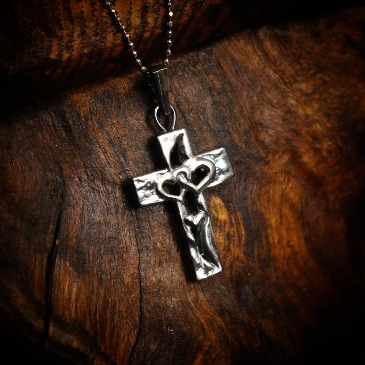 „Dreifaches Herz im Kreuz“-Anhänger aus 925er Silber – Symbol für Liebe, Glauben und Schutz, Skulpturenschmuck im Boho- und rustikalen Stil | Art Diva
