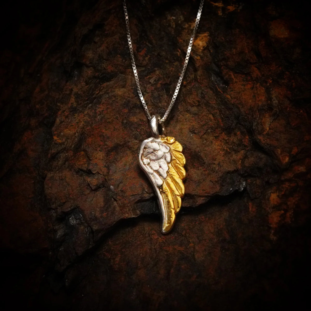 „Engelsflügel“ – handgefertigter Anhänger aus 925er Silber mit goldfarbenen Akzenten, Talisman für Schutz, Stärke und Licht, Skulpturenschmuck im Boho- und rustikalen Stil | Art Diva
