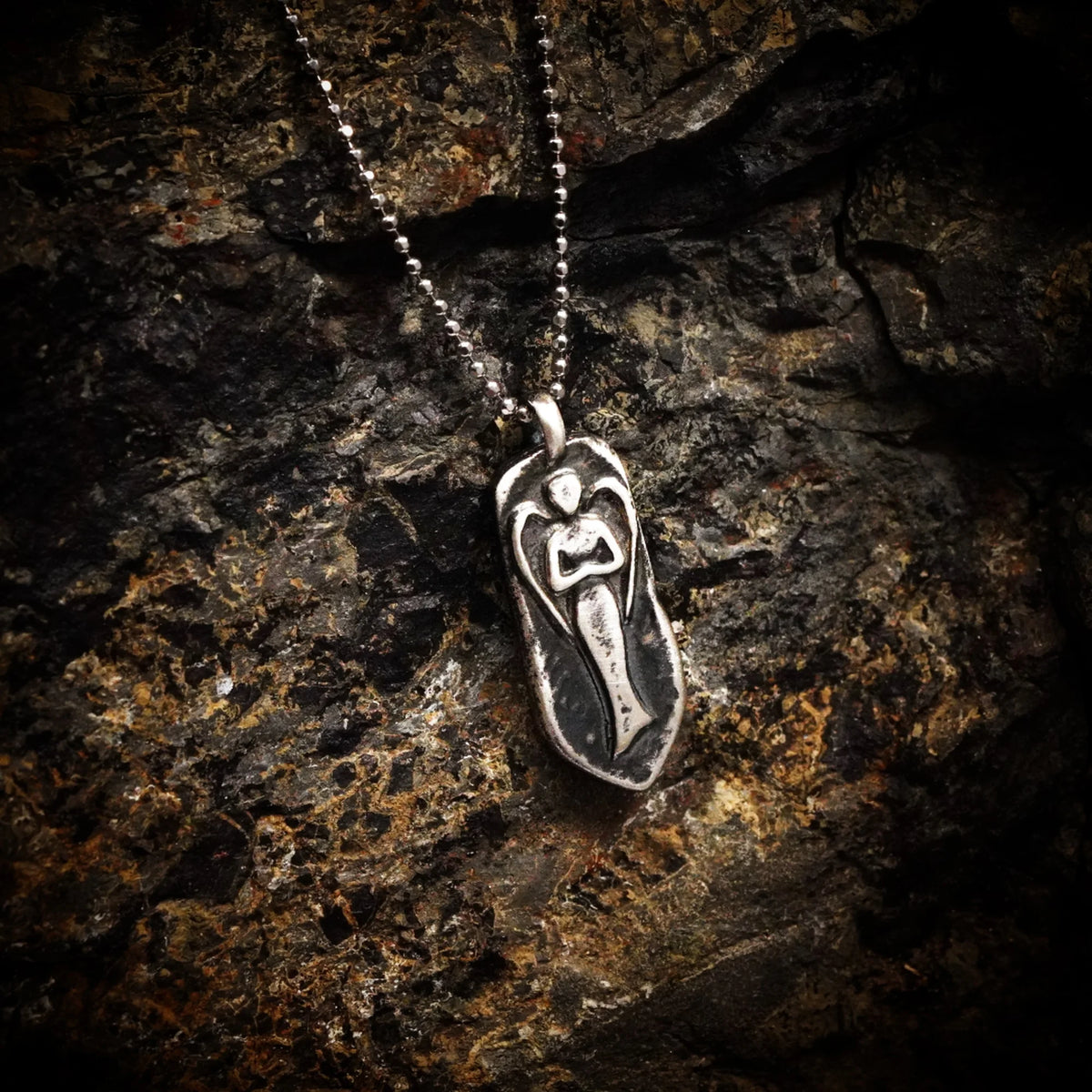 „Schutzengel“-Anhänger aus 925er Silber – skulpturaler Talisman für Schutz und innere Stärke, oxidierter Schmuck im Boho- und rustikalen Stil | Art Diva